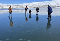 Yüzeyi buz tutan Çıldır Gölü'nde renkli görüntüler