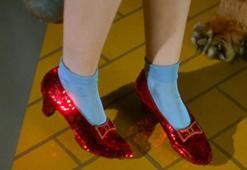 ‘Oz Büyücüsü’ filmindeki kırmızı ayakkabılar açık artırmada satılacak