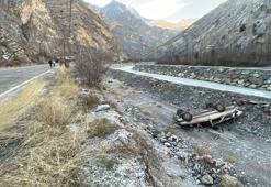 Dere yatağına düşen otomobilden yara almadan çıktı