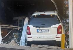 Başakşehir'de cip kırtasiyeye daldı