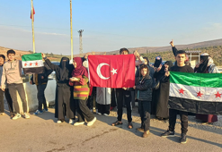 Cilvegözü Gümrük Kapısı’nda kutlama; ‘Artık özgürüz, herkes vatanına dönsün’