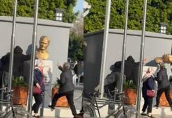 Atatürk büstünü iterek düşürdü