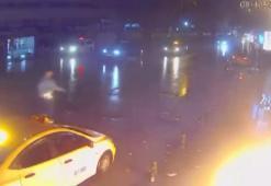 Büfeciyle tartıştı, iş yerini yakmaya çalıştı; o anlar güvenlik kamerasında