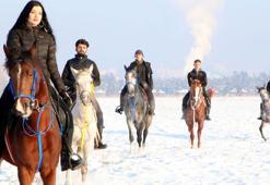 Erzurum'da karla kaplı ovada ‘atlı safari’