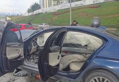 Ataşehir'de otomobil bariyere saplandı: 2 yaralı