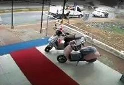 Otomobiliyle kaldırımda yürüyenleri ezdiği anlar kamerada; 1'i bebek 3 yaralı