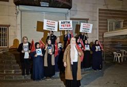 HDP önünde evlat nöbeti tutan aileler, gece nöbetine başladı