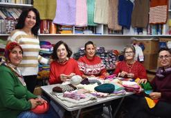 'İzmirli Teyzeler'den minik kalplere yeni yıl sürprizi
