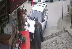 Marketin tezgahına çarpan otomobil, yayayı korkuttu
