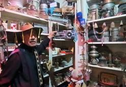 Hurdacılık yaparken topladığı eşyaları evinde sergiliyor