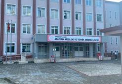 Lise öğrencisi, okul bahçesindeki kavgada bıçakla yaralandı