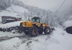 Rize'de 14 köy yolu kardan kapandı