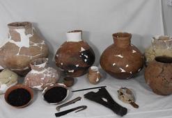Ulucak Höyüğü'ndeki 7 bin 800 yıllık binada toplu objeler bulundu