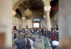 Suriyeliler Esad sonrası ilk cuma namazı için Emevi Camii'nde