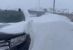 Kars'ta çok sayıda sürücü, araçları ile karda mahsur kaldı