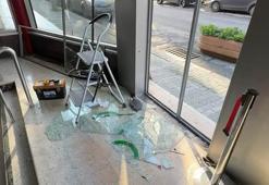 Avcılar’da kapatılan hastaneye taş ve duba attı; otomobiliyle çarptı