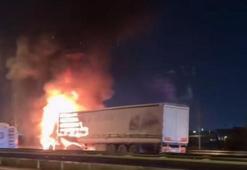 D100 Karayolu Kocaeli geçişinde TIR alev alev yandı, yol 1 saat ulaşıma kapandı