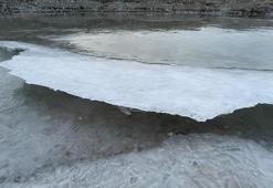 Yüksekova'da dereler buzla kaplandı
