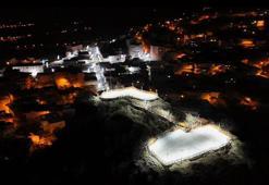 Hazo Kalesi hem gece hem gündüz görüntüsüyle dikkat çekiyor