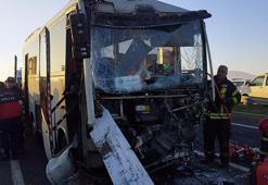 Manisa'da servis midibüsü ile TIR çarpıştı: 22 işçi yaralı