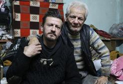 84 yaşındaki baba, görme engelli oğlunun bakımı için ev maketleri yapıyor