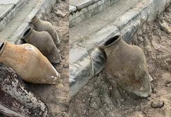 Altyapı çalışmaları sırasında yol çöktü; 4 tarihi küp bulundu