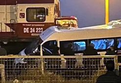 Kırklareli'de yük treni, işçi servis minibüsüne çarptı; 2 yaralı