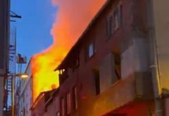 Şişli'de 3 katlı binanın çatısı alev alev yandı