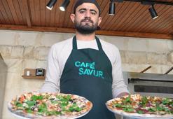 Mardin’de kafeye dönüştürülen tarihi hükümet konağında ziyaretçilerin tercihi, Finlandiya usulü Savur pizzası