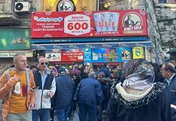 Dağıtım garantili 600 milyon liralık rekor ikramiye için Eminönü’nde yoğunluk