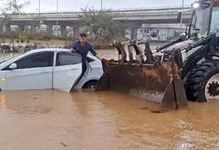 Antalya'da sağanak; göle dönen yollarda mahsur kaldılar