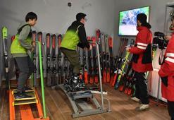 Kayak takımı, Uludağ'da yeterince kar olmadığı için yarışmalara salonda simülatörle hazırlanıyor