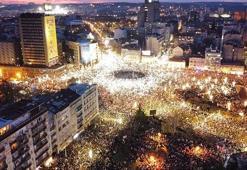 Sırbistan'da tren istasyonundaki ölümlü kazaya ilişkin öğrenci gösterileri sürüyor