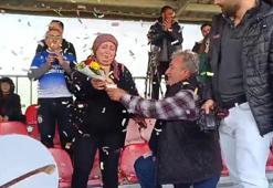 Tribünde 34 yıllık eşine davullu zurnalı yıl dönümü kutlaması