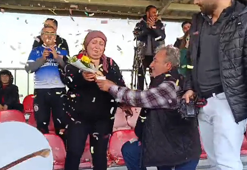 Tribünde 34 yıllık eşine davullu zurnalı yıl dönümü kutlaması