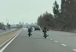 Yüzüstü yatarak motosiklet kullanan gençlerin tehlikeli yolculuğu kamerada
