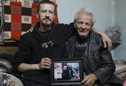 Görme engelli oğlunun bakımı için ev maketleri yapan babaya yardım yağdı