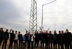 Telefonla konuşmak için tepeye tırmanmaktan kurtuldular