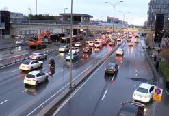 İstanbul'da sağanak yağmurun da etkisiyle trafik yoğunluğu yaşanıyor