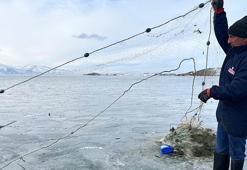 Eskimo usulü balık avı için Çıldır Gölü'ne ilk ağlar atıldı