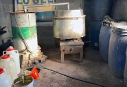 İmalathaneye çevirdiği evinde 1050 litre sahte içki ele geçirildi; 'yılbaşında içecektim' dedi