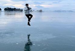 Buz pateni antrenöründen Çıldır Gölü’nde buz dansı