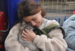 Suriyeli Muna, kedisi Kiraz'ı da ülkesine götürdü