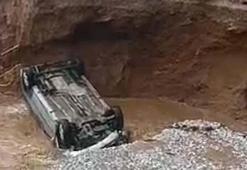 Otomobil, çöken yolda oluşan çukura düştü