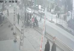 Karşıya geçmeye çalışan yayaya otomobil çarptı; kaza anı kamerada