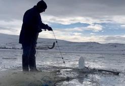 Eskimo usulü göle atılan ağlar bereketle çekildi