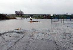 Tekirdağ'da sağanak; dere taştı, köprü sular altında kalınca yol kapatıldı