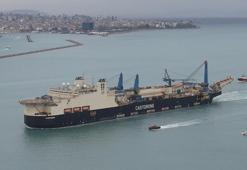 Karadeniz'de doğal gaz boru serimi yapacak 'Castorone' gemisi İstanbul Boğazı'ndan geçiyor