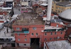 Sokak üzerine inşa edilen camide namaz kılıp, altından geçen yolda musalla taşından cenaze kaldırıyorlar