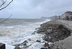 Fırtına nedeniyle Karadeniz'de oluşan dalgalar, İnebolu Sahili'ne hasar verdi